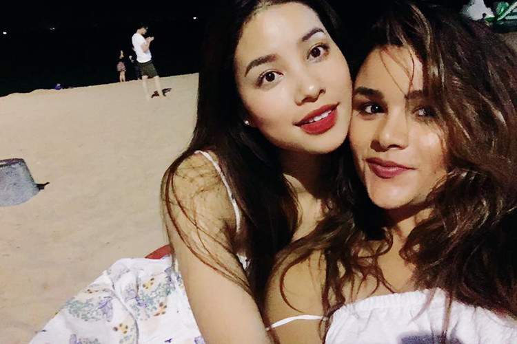 Đôi bạn thân bằng tuổi (sinh năm 1991), cùng tháng sinh và có nhiều sở thích giống nhau.