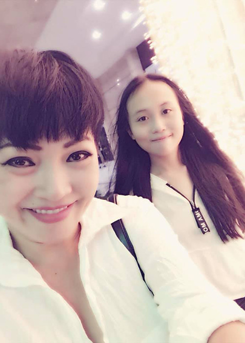 Giống như con trai của Hoài Linh, con gái của Phương Thanh - bé Gà lộ diện trước công chúng chỉ trong vài năm gần đây.