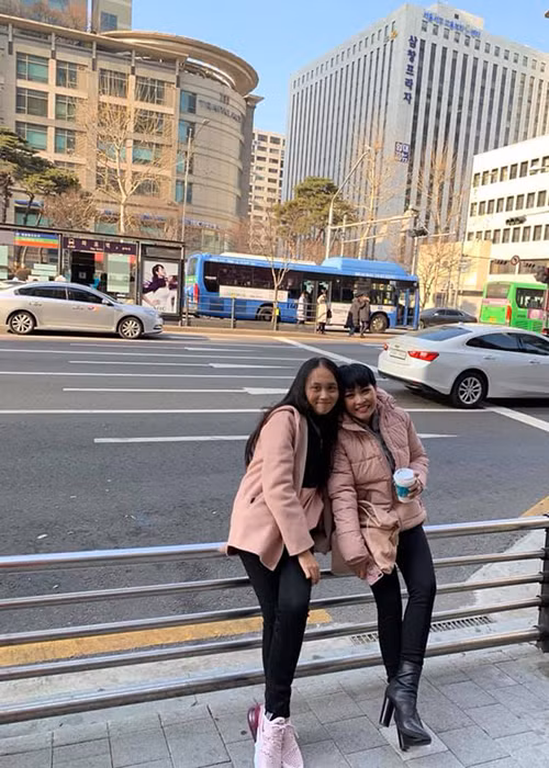 Bé Gà sinh năm 2005, nay đã cao lớn và xinh xắn.