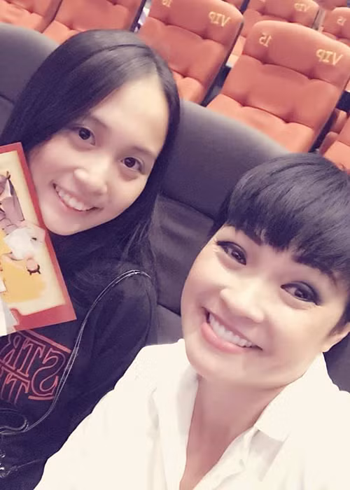 Sau khi lộ diện, bé Gà thỏa mái xuất hiện bên mẹ ở chốn đông người mà không cần phải lo lắng.