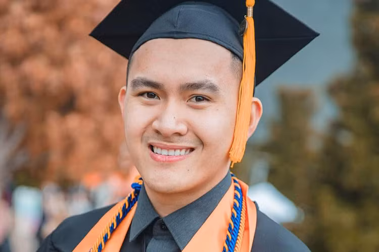 Thành Vinh tốt nghiệp đại học ngành kỹ thuật cơ khí và học thêm 2 năm chuyên sâu. Đến tháng 12/2018, anh hoàn thành việc học sau đại học.