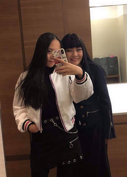 Cô nhóc thậm chí còn cao hơn cả người mẹ nổi tiếng của mình.