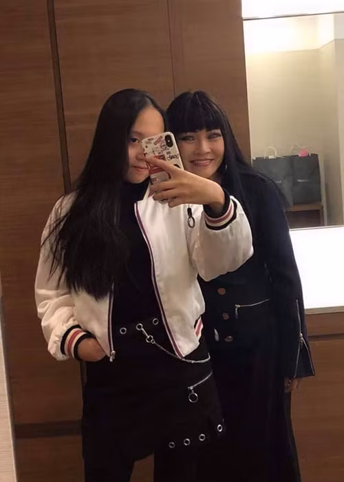 Cô nhóc thậm chí còn cao hơn cả người mẹ nổi tiếng của mình.