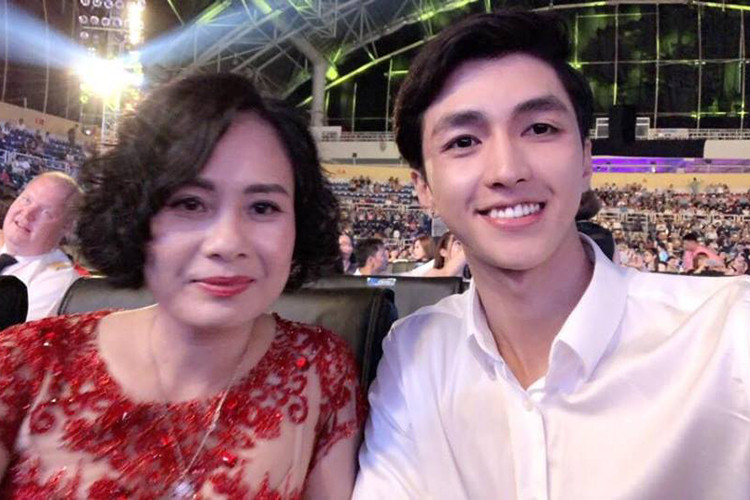 Trong chung kết Hoa hậu Việt Nam 2018, Bình An ngồi ở hàng ghế khán giả bên mẹ của Phương Nga. Sau khi kết thúc chương trình, anh còn chụp ảnh với Phương Nga. Ảnh: Vietnamnet