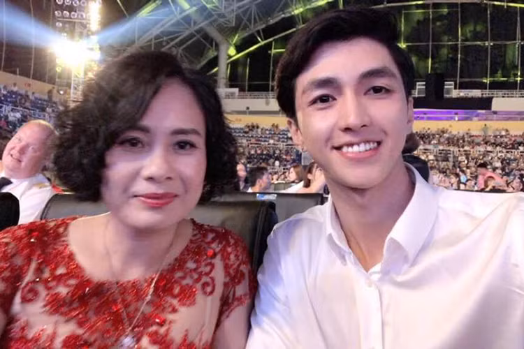 Trong chung kết Hoa hậu Việt Nam 2018, Bình An ngồi ở hàng ghế khán giả bên mẹ của Phương Nga. Sau khi kết thúc chương trình, anh còn chụp ảnh với Phương Nga. Ảnh: Vietnamnet