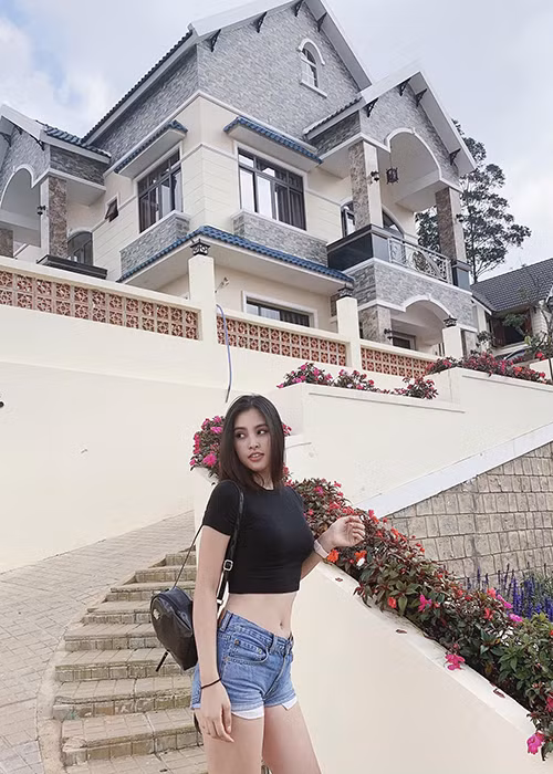 Ngoài đời, Tiểu Vy khiến fan phát sốt khi khoe eo thon, chân dài trong set trang phục đơn giản.