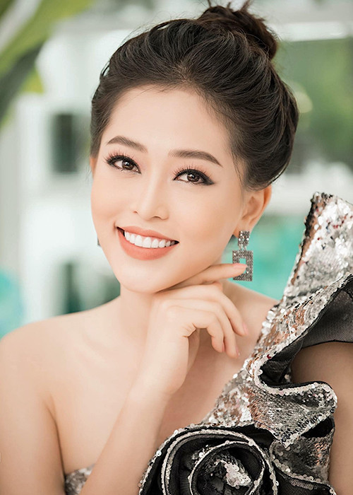 Phương Nga quyến rũ tại sự kiện trong khi ngoài đời vẫn trung thành với hình ảnh thanh lịch, kín đáo.