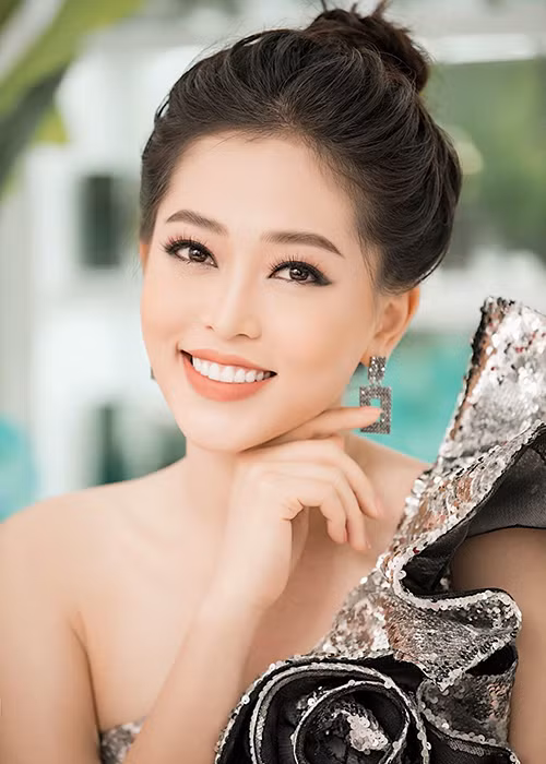 Phương Nga quyến rũ tại sự kiện trong khi ngoài đời vẫn trung thành với hình ảnh thanh lịch, kín đáo.