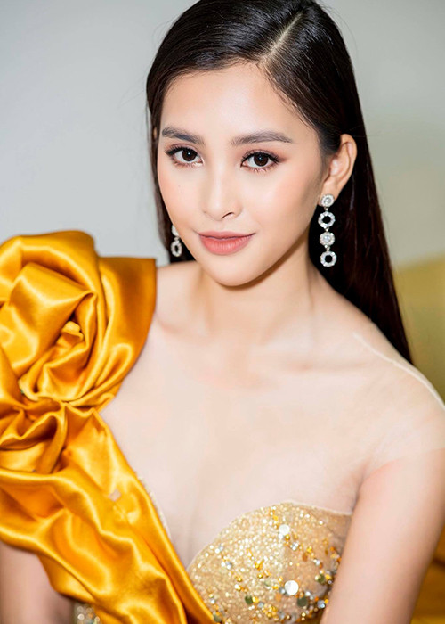 Hình ảnh Tiểu Vy mặc đầm cúp ngực gợi cảm đến nỗi người đối diện khó rời mắt.