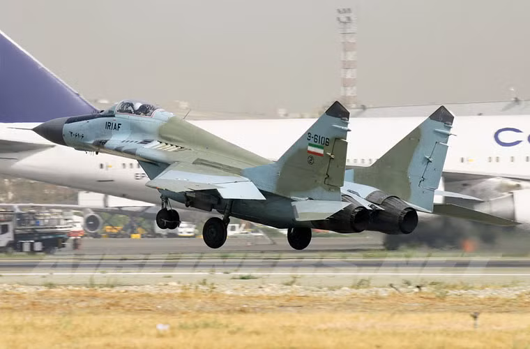 Máy bay tiêm kích MiG-29A của Iran trang bị radar điều khiển hỏa lực RLPK-9 có khả năng phát hiện mục tiêu trước mặt cách 70km, đằng sau là 30km, phát hiện cùng lúc 10 mục tiêu nhưng chỉ khóa được một mục tiêu. MiG-29A là đời đầu của dòng MiG-29 nên nó chỉ có thể mang tên lửa không đối không tầm ngắn R-60, R-73 và tầm trung R-27. Trong khi không thể mang loại tên lửa hiện đại hơn là R-77.