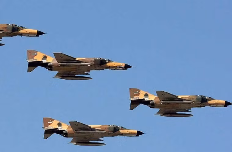 Các máy bay chiến đấu F-4E của Iran có thể đạt tốc độ tối đa 2.370km, bán kính tác chiến gần 700km, mang tới 8,48 tấn vũ khí trên 9 giá treo bao gồm các loại tên lửa đối không, đối đất, đối hải và cả bom hạt nhân...