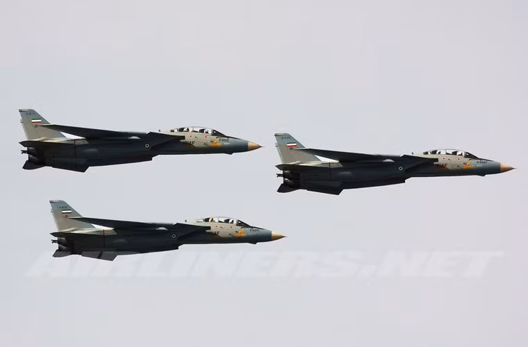 Tiêm kích F-14A được trang bị radar điều khiển hỏa lực AN/AWG-9 tích hợp anten nhận diện địch ta. Nó có khả năng theo dõi cùng lúc 24 mục tiêu, 6 mục tiêu cách 97km trong chế độ "theo dõi trong khi quét", có thể khóa mục tiêu cỡ nhỏ như tên lửa hành trình.