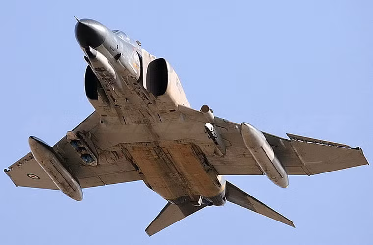 Loại tiêm kích thứ hai mà Iran huy động hộ tống máy bay ném bom Nga là 4 chiếc F-4E Phantom II thuộc Phi đội 31, cất cánh từ căn cứ Shahid Nojeh ở Hamedan.