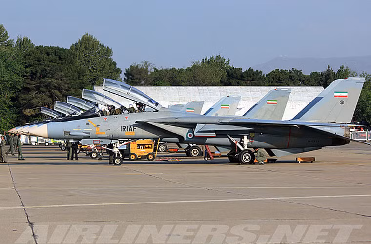 Loại tiêm kích thứ ba và cũng là mẫu máy bay chiến đấu hiện đại nhất mà Iran huy động để hộ tống máy bay ném bom Nga là F-14A Tomcat (4 chiếc). Chúng xuất kích từ căn cứ Shahid Babei ở Isfahan, thuộc phi đội 81 và 82.