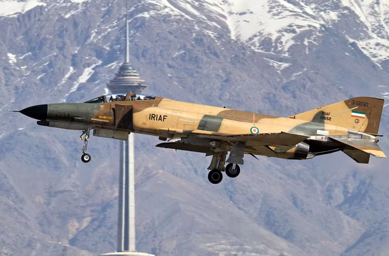 F-4E Phantom II là mẫu tiêm kích đa năng hạng nặng đông đảo nhất của Không quân Iran, được Mỹ cung cấp trước cuộc Cách mạng Hồi giao Iran 1979. Tổng cộng, Không quân Iran hiện còn sử dụng khoảng 64 chiếc F-4E.