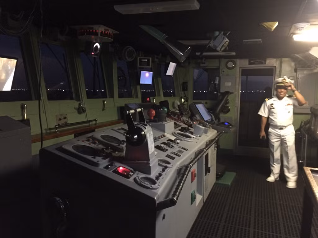 Cận cảnh cabin lái khá hiện đại của chiến hạm BRP Ramon Alcaraz (PF-16). Dẫu rằng được đóng cách đây 47 năm (năm 1968) nhưng nhờ được trải qua nhiều cuộc đại tu sửa chữa lớn lên ít nhiều Ramon Alcaraz đã được nâng cấp đáng kể về hệ thống điện tử.