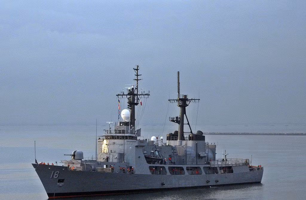 Chiến hạm BRP Ramon Alcaraz chính thức gia nhập Hải quân Philippines ngày 22/11/2013, có lượng giãn nước khoản 3.250 tấn, dài 115m và rộng 13m. Kích cỡ này đưa nó trở thành một trong hai tàu chiến lớn nhất Hải quân Philippines hiện nay dù rằng hỏa lực là không hề tương xứng.