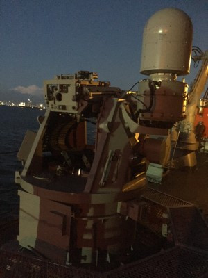 Vì vốn được cải tạo tân trang từ tàu tuần duyên của lực lượng bảo vệ bờ biển Mỹ (USCG) nên khó đòi hỏa cho BRP Ramon Alcaraz (PF-16) hệ thống vũ khí mạnh mẽ. Hai vũ khí đáng kể nhất trên tàu chỉ là pháo hạm Mk.75 Oto Melara 76mm và hai bệ phóng tự động Mk.38 Mod.2 25mm Bushmaster. Ảnh: Bệ phóng 25mm trên BRP Ramon Alcaraz có tốc độ bắn 500 viên/phút, tầm bắn hiệu quả 3.000m.