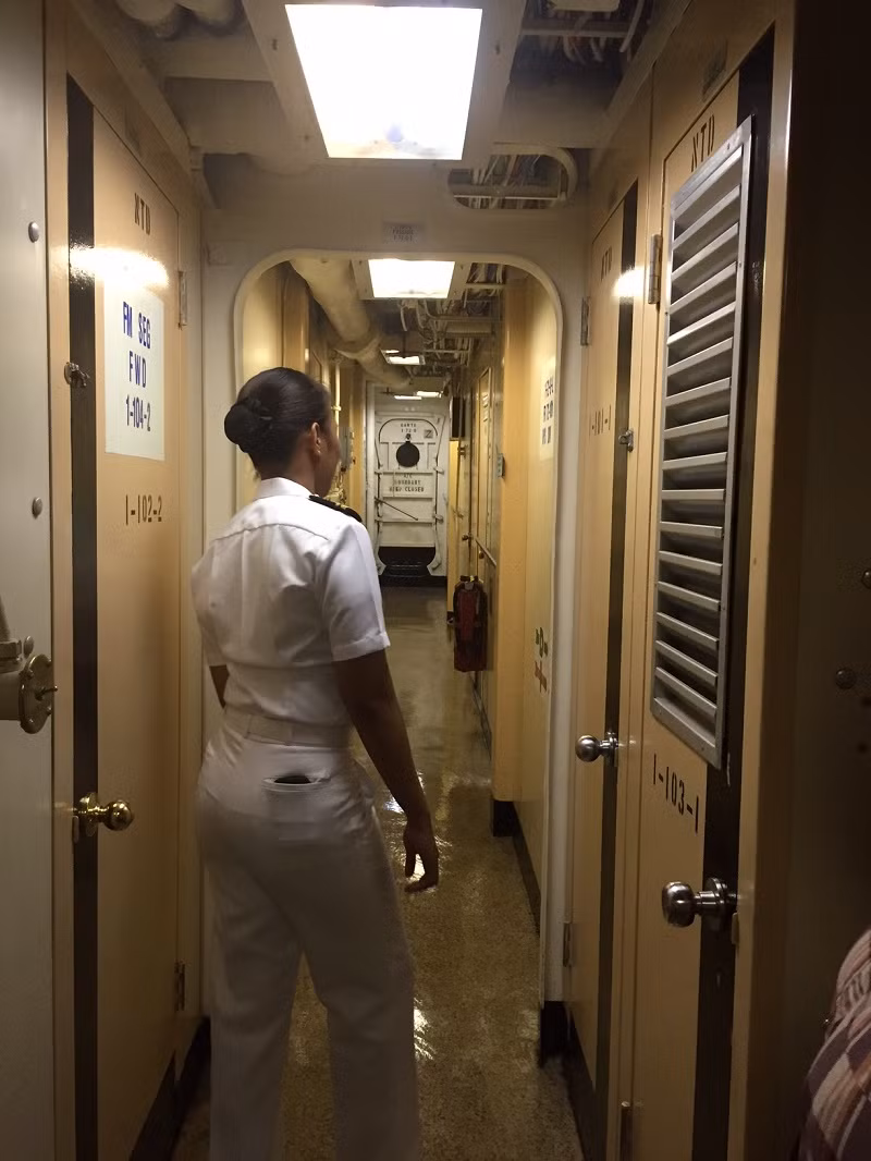 BRP Ramon Alcaraz đã được đại tu rất lớn cả trong và ngoài, chăm chút từng chi tiết gồm cả không gian sinh hoạt thủy thủ đoàn.