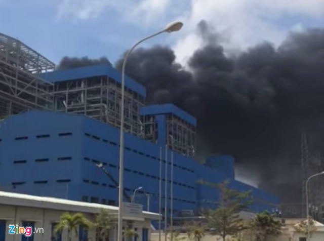 Khói đen bốc cao tại công trình nhà máy nhiệt điện. Nguồn ảnh: Zing