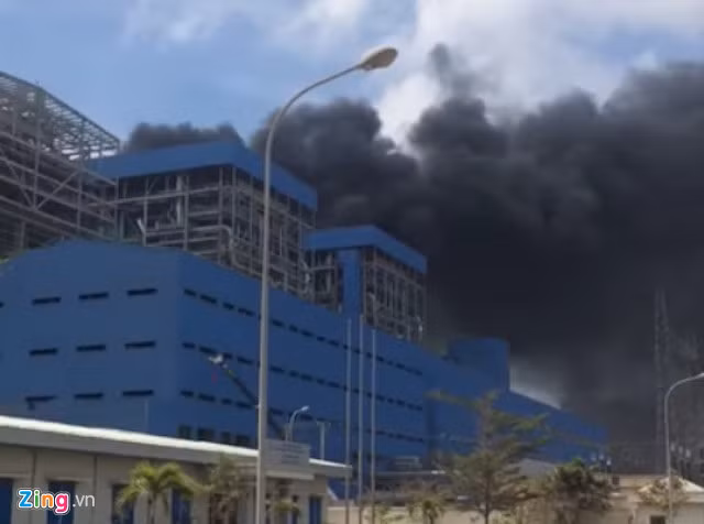 Khói đen bốc cao tại công trình nhà máy nhiệt điện. Nguồn ảnh: Zing