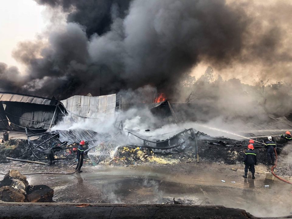 Lực lượng cứu hỏa đang nỗ lực dập lửa.