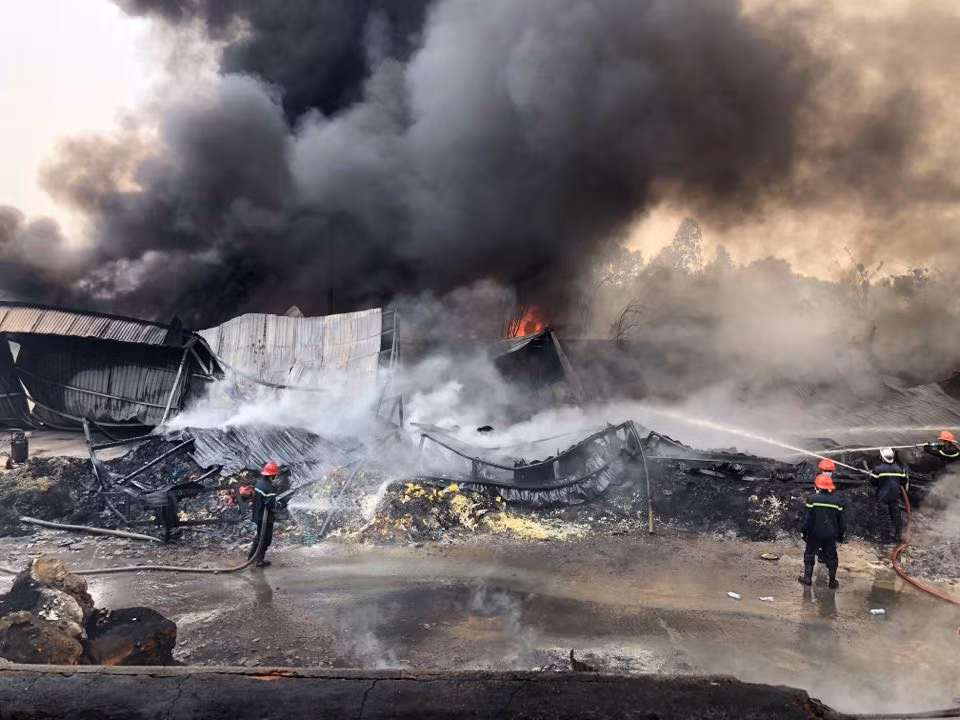 Lực lượng cứu hỏa đang nỗ lực dập lửa.