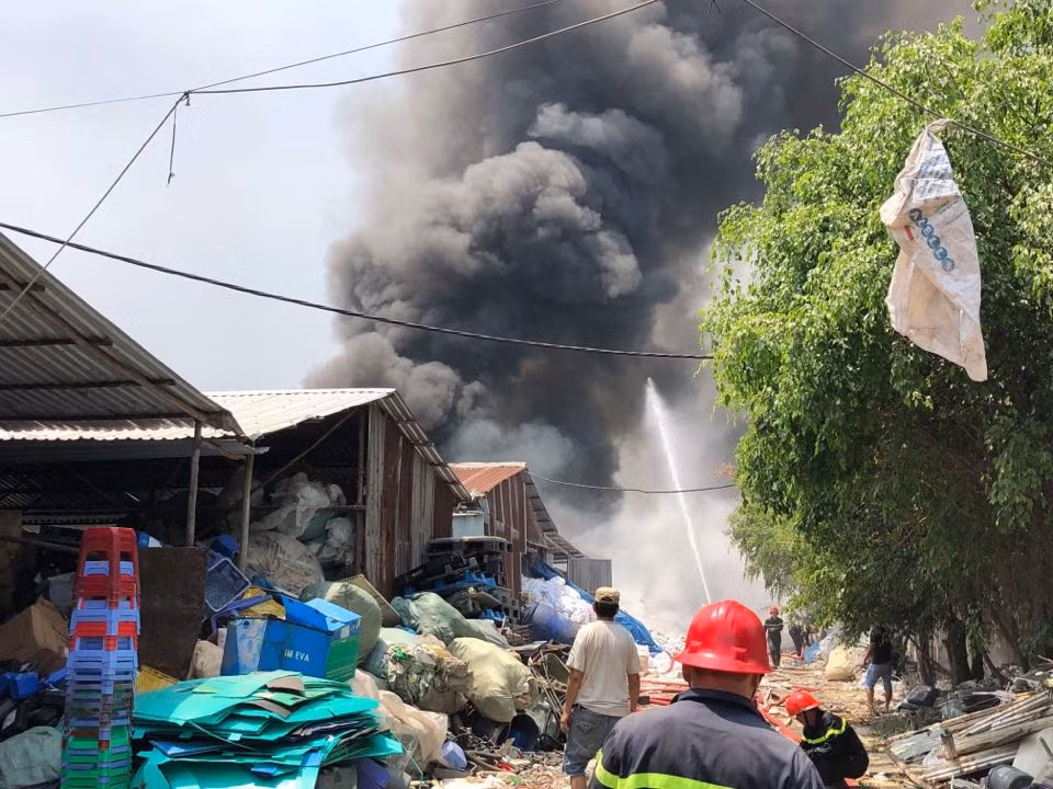 2.000m2 nhà xưởng được cứu thoát.