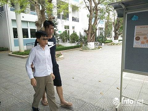 Một học sinh rời trường vì xuất hiện các triệu chứng đau bụng, đầy hơi... Nguồn ảnh: infonet