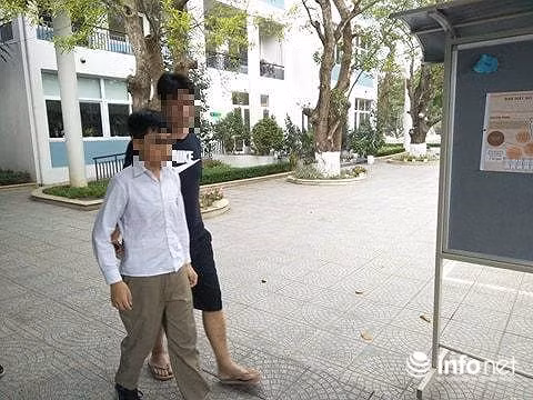 Một học sinh rời trường vì xuất hiện các triệu chứng đau bụng, đầy hơi... Nguồn ảnh: infonet