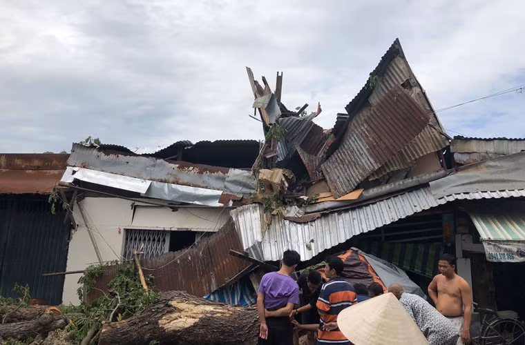 Đến chiều nay 9/6, hiện trường sự cố cây cổ thụ đè 2 nhà dân trên đường Hoài Thanh, phường 14, quận 8, TP HCM vẫn đang được ngành chức năng phối hợp xử lý.