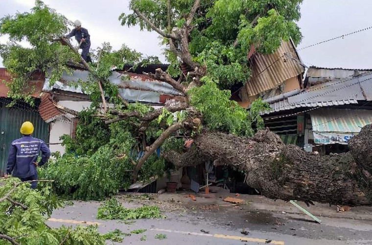 Sau khi xảy ra sự cố, đại diện công an và nhân viên có mặt ghi nhận hiện trường, lập biên bản vụ việc