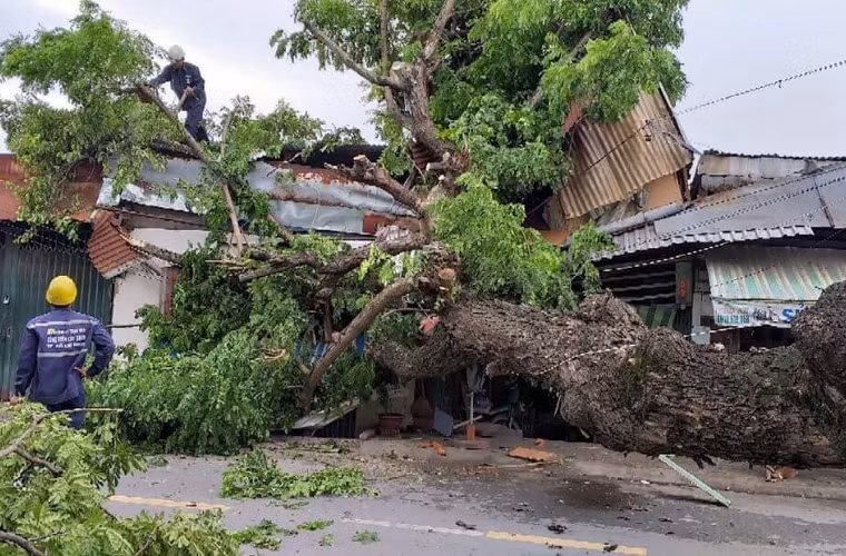 Sau khi xảy ra sự cố, đại diện công an và nhân viên có mặt ghi nhận hiện trường, lập biên bản vụ việc