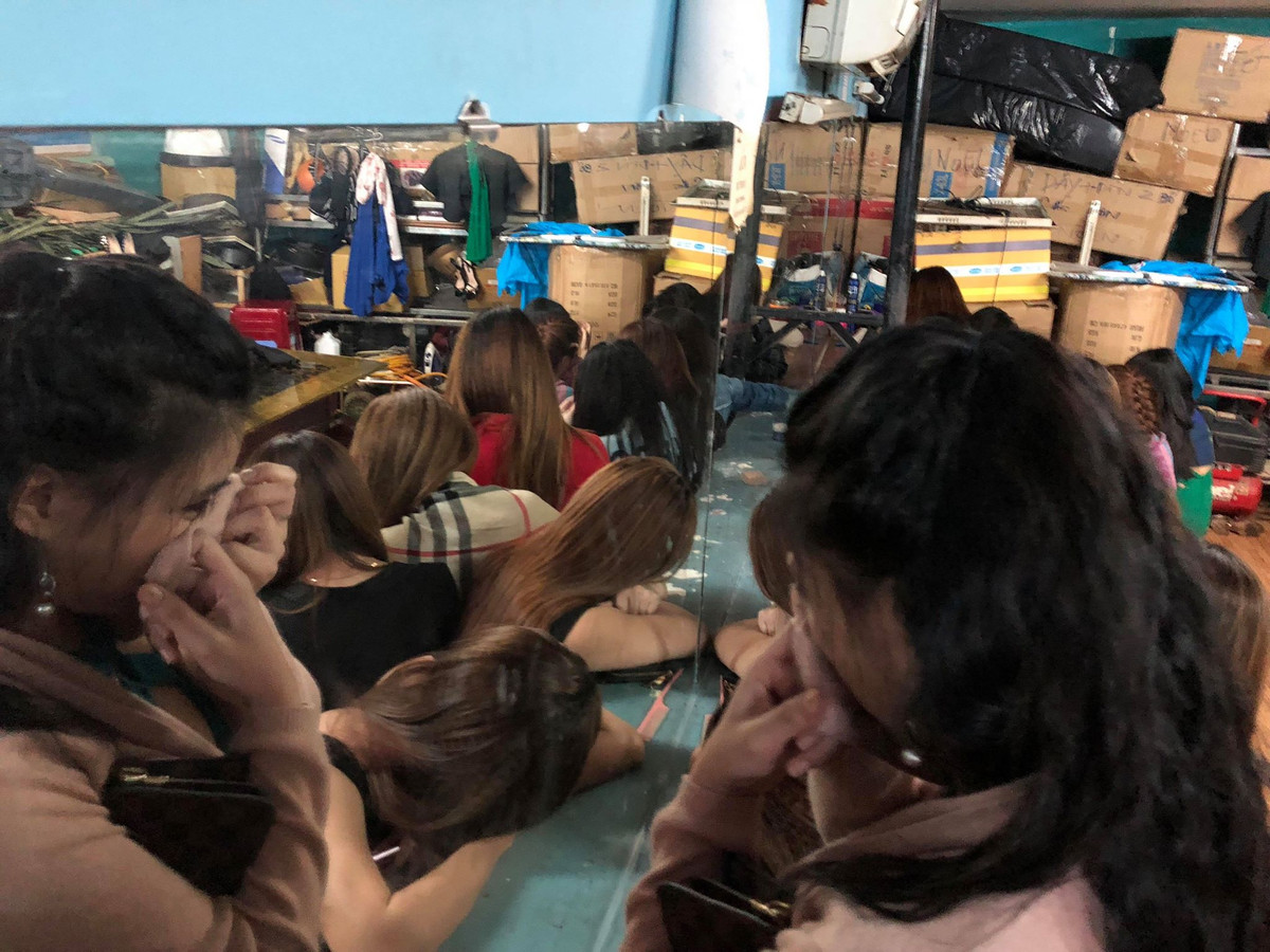 30 tiếp viên ăn mặc hở hang bị phát hiện ở khách sạn Fortune 700.