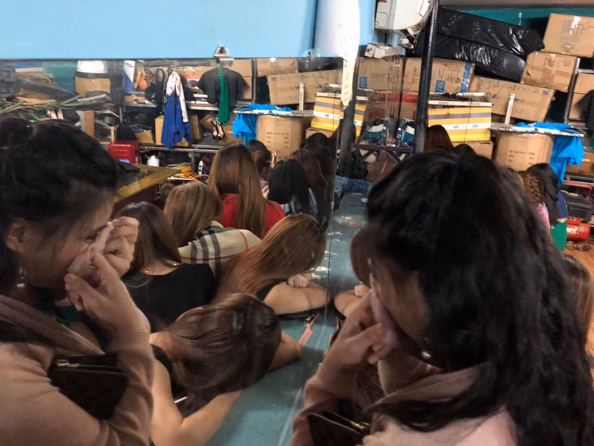 30 tiếp viên ăn mặc hở hang bị phát hiện ở khách sạn Fortune 700.