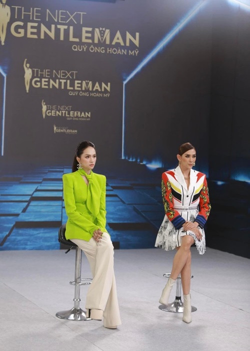 Tháng 3/2022, trong chương trình Quý ông hoàn mỹ, khi được một thí sinh khen ngợi, Hương Giang bất ngờ lôi Lương Thùy Linh vào. "Em không cần khen chị, chị không phải là Lương Thùy Linh. Chị không thích nghe khen. OK?", Hương Giang nói. Ảnh: Tiền Phong