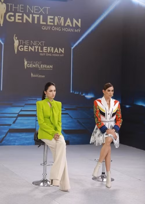 Tháng 3/2022, trong chương trình Quý ông hoàn mỹ, khi được một thí sinh khen ngợi, Hương Giang bất ngờ lôi Lương Thùy Linh vào. "Em không cần khen chị, chị không phải là Lương Thùy Linh. Chị không thích nghe khen. OK?", Hương Giang nói. Ảnh: Tiền Phong