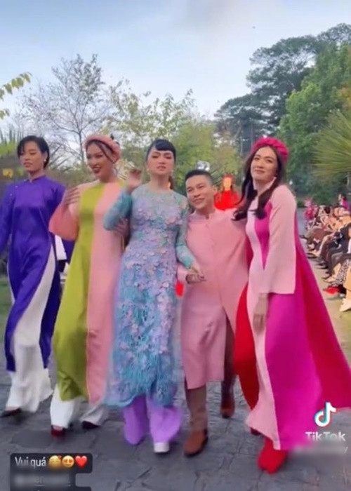  Hương Giang không ít lần bị chê hành xử kém duyên. Tháng 12/2022, khi Kim Duyên chủ động khoác tay Hương Giang trên sàn catwalk, nữ ca sĩ chuyển giới được cho là có hành động "hất tay" nàng á hậu. Ảnh: Bảo vệ công lý