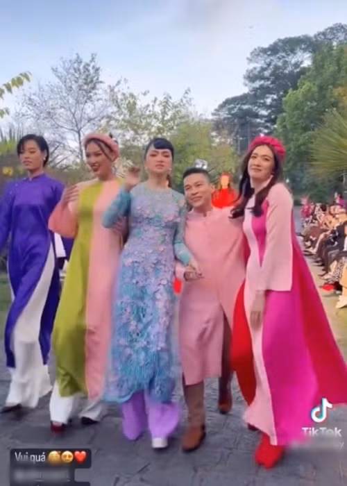  Hương Giang không ít lần bị chê hành xử kém duyên. Tháng 12/2022, khi Kim Duyên chủ động khoác tay Hương Giang trên sàn catwalk, nữ ca sĩ chuyển giới được cho là có hành động "hất tay" nàng á hậu. Ảnh: Bảo vệ công lý