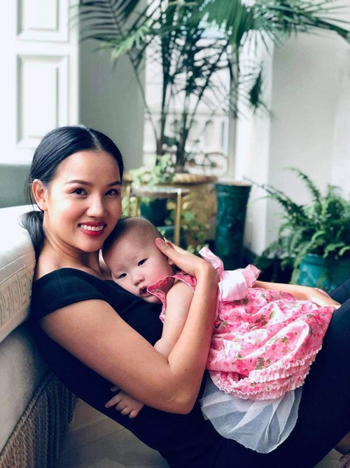 Khi mang bầu con gái thứ 3 - bé Sahara, Bebe Phạm phát hiện bị nhau tiền đạo trung tâm ở tháng thứ 6. Ba tháng chờ sinh, bà xã Dustin Nguyễn chịu nhiều nỗi khổ thể xác. Đến khi Bebe Phạm sinh con an toàn, nam diễn viên phim “Dòng máu anh hùng” nói với vợ: "Em hứa với anh sau đứa này rồi thôi, không sinh nữa nha. Anh sợ mất em lắm!". Ảnh: FBNV