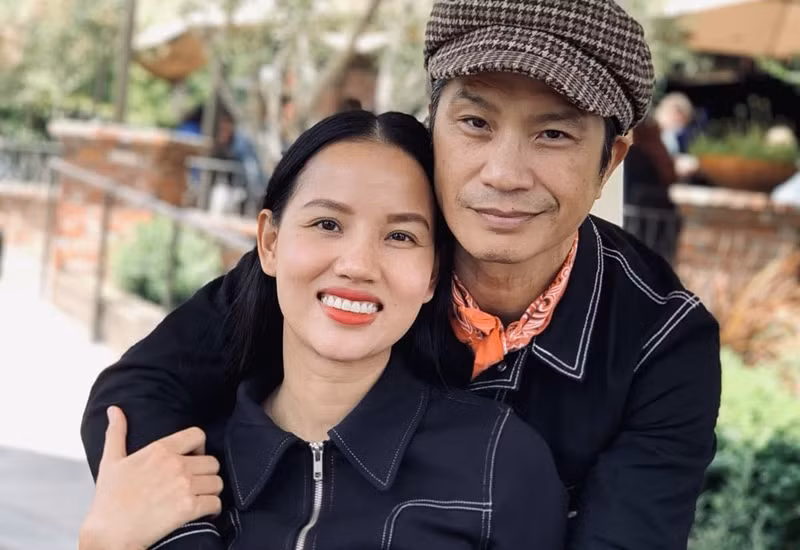  Bebe Phạm và Dustin Nguyễn gặp nhau, nảy sinh tình cảm trên phim trường "Truy sát" ghi hình tại Thái Lan. Tháng 3/2015, cặp đôi quyết định tổ chức đám cưới sau vài năm hẹn hò, đăng ký kết hôn. Ảnh: FBNV