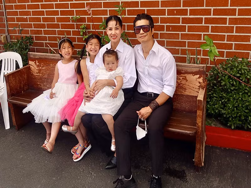 Vợ chồng Dustin Nguyễn còn có hai con gái: bé Sky (sinh năm 2013) và bé Scarlet (sinh năm 2015). Ảnh: FBNV