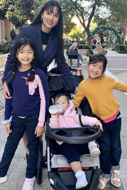 Bebe Phạm chia sẻ, gia đình cô thích đông con nên không áp lực việc sinh con thứ 4. Cựu người mẫu cũng không ngại chuyện cho con bú vì con là số 1. Ảnh: FBNV