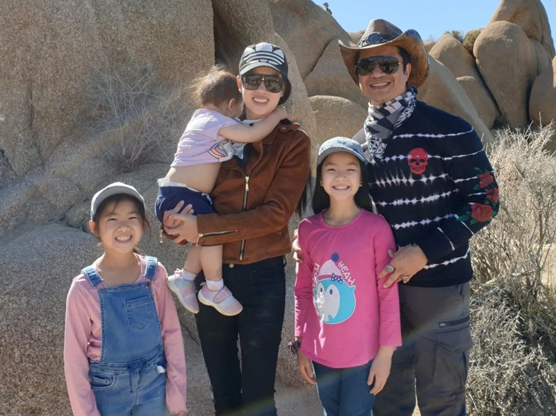 Dustin Nguyễn luôn chủ động chia sẻ việc nhà, chăm con với bà xã kém 21 tuổi. Ảnh: FBNV