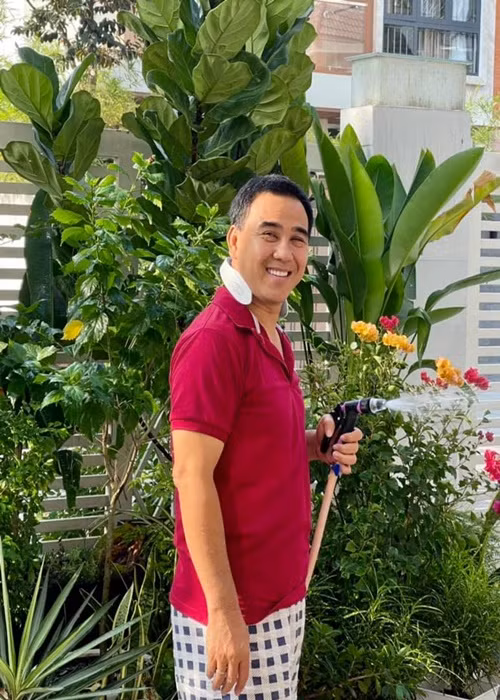 Cũng đóng "Đồng tiền xương máu", Quyền Linh sở hữu khối tài sản “không phải dạng vừa”. Hiện tại, anh sống trong biệt thự 21 tỷ cùng vợ con.