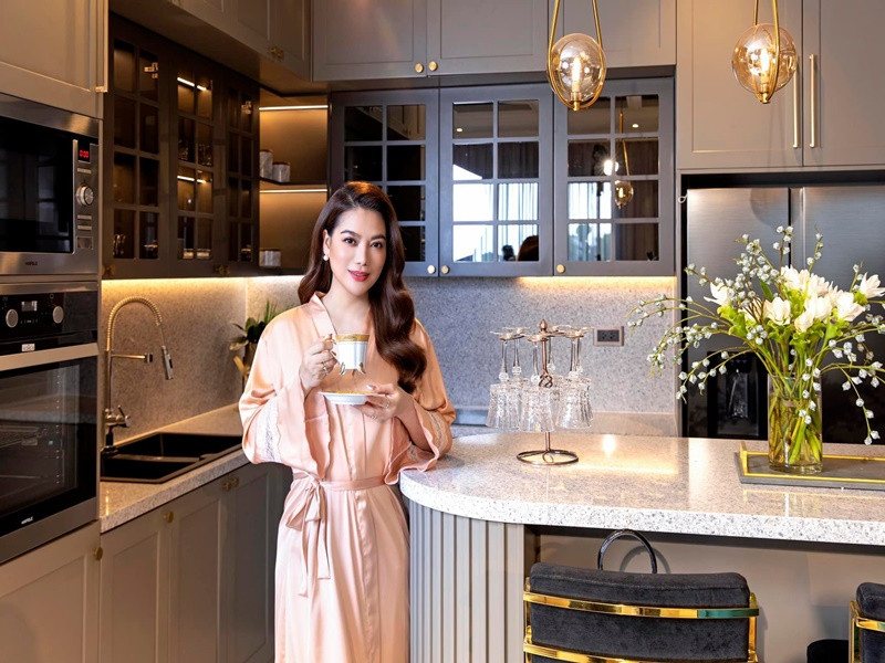 Đóng phim, kinh doanh, nữ diễn viên được coi là đại gia ngầm của Vbiz với khối tài sản đồ sộ gồm: khu biệt thự cao cấp Thảo Điền, quận 2, TP.HCM, căn penthouse rộng 240m2 tại khu đô thị siêu sang The Manor, một căn hộ có vị trí “kim cương” ngay trung tâm quận 1, TP.HCM, xe sang tiền tỷ, kho đồ hiệu.