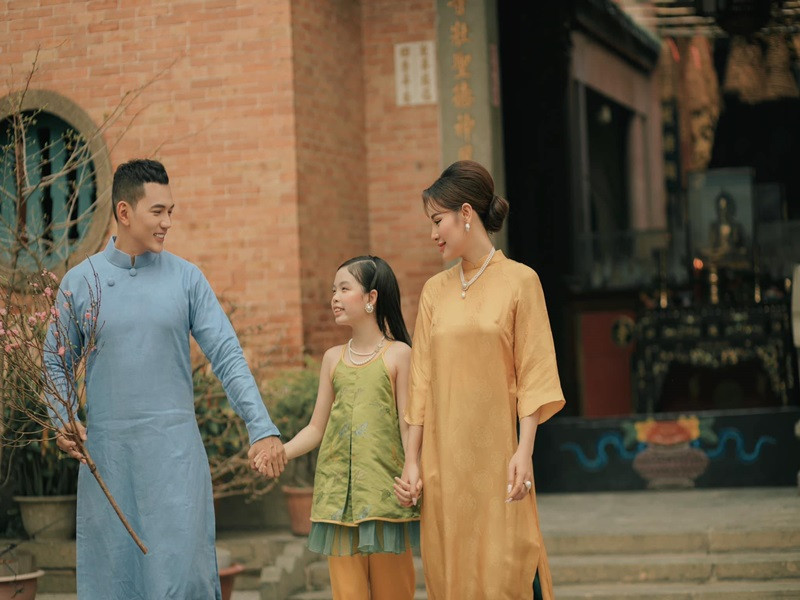 Sắp chào đón con chung với Phương Trinh Jolie, Lý Bình vẫn yêu thương, quan tâm đến bé Mia - con gái riêng của vợ.