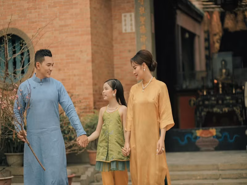 Sắp chào đón con chung với Phương Trinh Jolie, Lý Bình vẫn yêu thương, quan tâm đến bé Mia - con gái riêng của vợ.