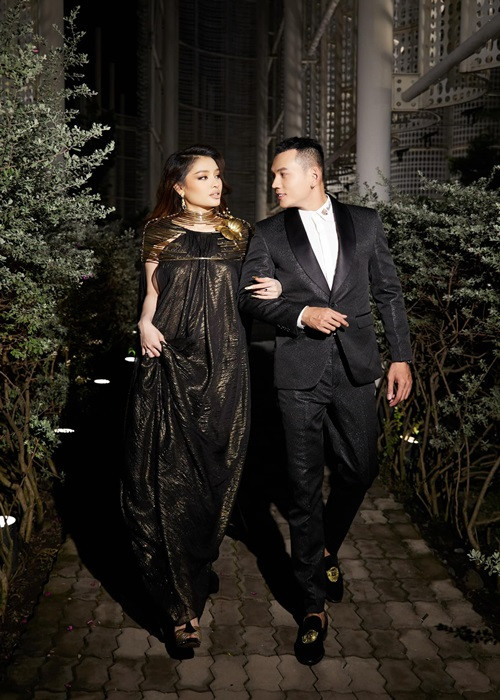 Nữ ca sĩ khoe bụng bầu bên chồng trẻ tại một sự kiện.