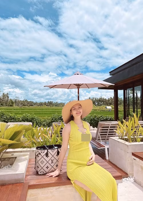 Nữ ca sĩ rất thích đi du lịch. Ngày chưa mang bầu, Phương Trinh Jolie vi vu nhiều nơi cùng Lý Bình.